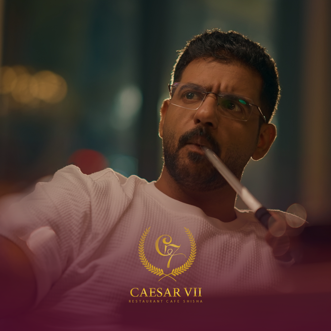 جلسات داخلية أنيقة في كافيه شيشة في الخبر بأجواء مريحة وتصميم عصري.