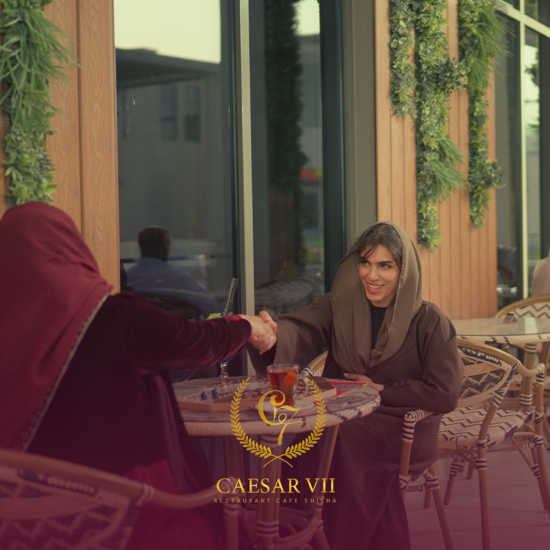 صورة جلسات داخلية راقية في مطعم وكافيه في الخبر تقدم أطباق متنوعة وقهوة مختصة بأجواء مريحة.